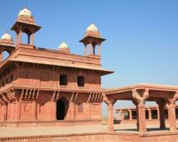 Diwan-i-Khas was used by the emperor for taking important decisions to meet various ministers and officers. It is beautifully decorated with pillars h